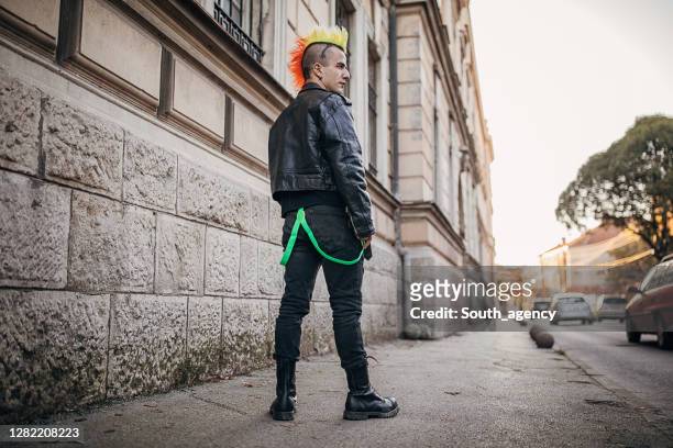 jonge panker met kleurrijke coiffure die zich op de straat bevindt - leather jacket stockfoto's en -beelden