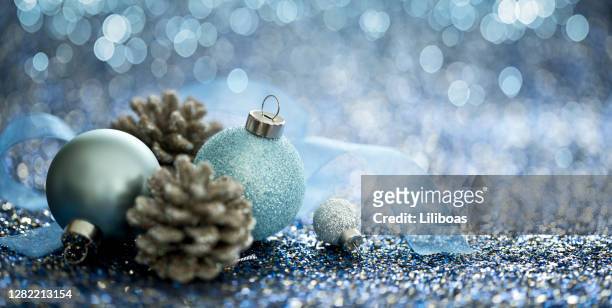 weihnachten blaue kugeln auf blauem hintergrund - blue baubles stock-fotos und bilder
