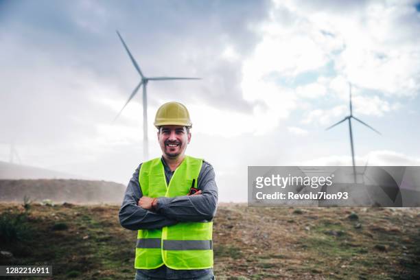 portret van jonge ingenieursmens die windturbines kijkt en controleert - corporate portraits depth of field stockfoto's en -beelden