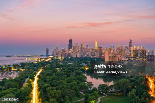chicago citysape en lincoln park bij zonsondergang - illinois stockfoto's en -beelden