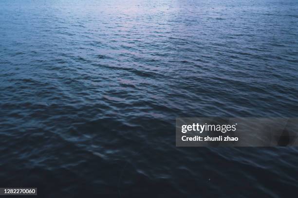 full frame shot of sea at night - dark ocean ripples stockfoto's en -beelden