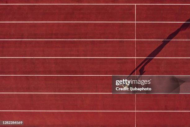 non fermarti finché non attraversi quella linea - atletica leggera foto e immagini stock