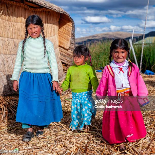 glückliche kinder auf der schwimmenden insel uros, tititcaca-see, peru - uros inseln stock-fotos und bilder