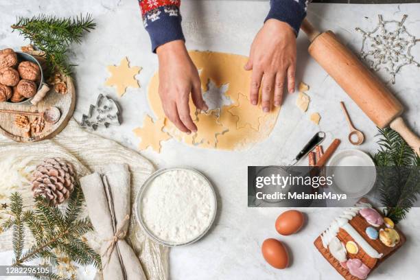 hornear galletas navideñas caseras en la mesa blanca - pastry cutter fotografías e imágenes de stock