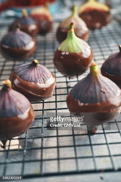 fresh figs with chocolate and honey - chocolate dipped stock pictures, royalty-free photos & images