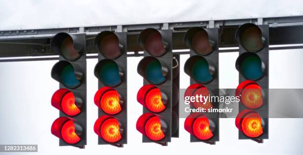 röda startljus i racingkrets - strålkastarljus bildbanksfoton och bilder