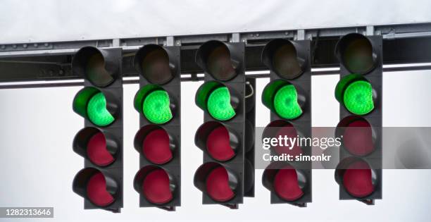 luces de arranque en el circuito de carreras - stoplight fotografías e imágenes de stock