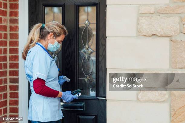 waiting at the door - coronavirus nurse stock pictures, royalty-free photos & images