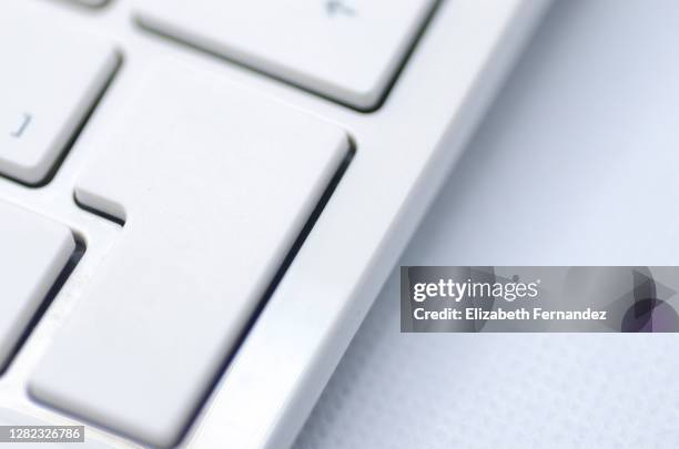 white keyboard with empty enter button, copyspace - button white stock-fotos und bilder