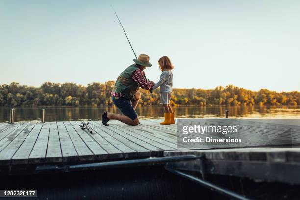 vandaag is een goede dag om te vissen - grandparents and grandchildren stockfoto's en -beelden