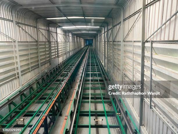 internal structure of the elevator channel - elevator bridge - fotografias e filmes do acervo