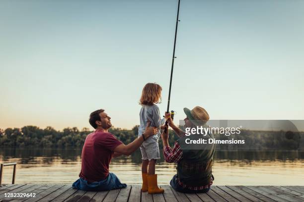 la pesca è il loro hobby preferito - catching fish foto e immagini stock