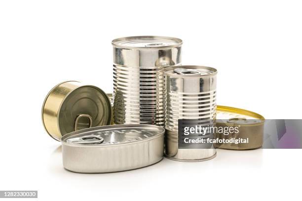 diferentes latas de alimentos aislados sobre fondo blanco - lata fotografías e imágenes de stock