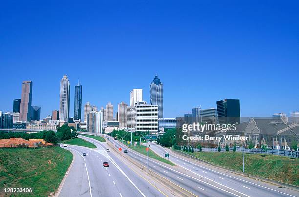 highways and downtown skyline, atlanta, ga - atlanta skyline car stock pictures, royalty-free photos & images