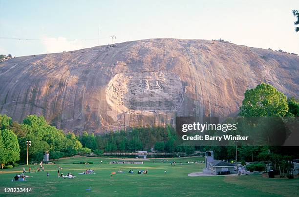 granite memorial carving of davis lee & jackson, stone mountain park, atlanta, ga - atlanta imagens e fotografias de stock