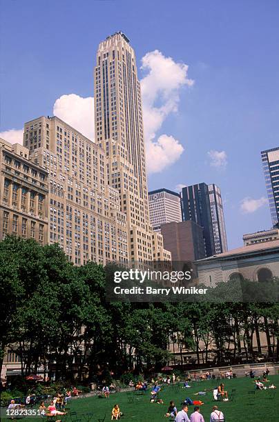 art deco 1930s skyscraper above bryant park, nyc - bryant park stock-fotos und bilder