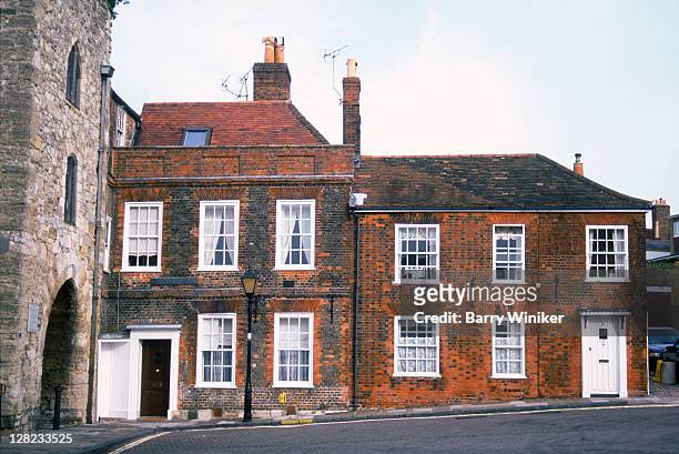 historic brick residences and city walls, southampton, uk - southampton inglaterra imagens e fotografias de stock