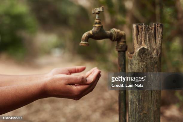 nunca hemos necesitado agua más de lo que la necesitamos ahora - faucet fotografías e imágenes de stock