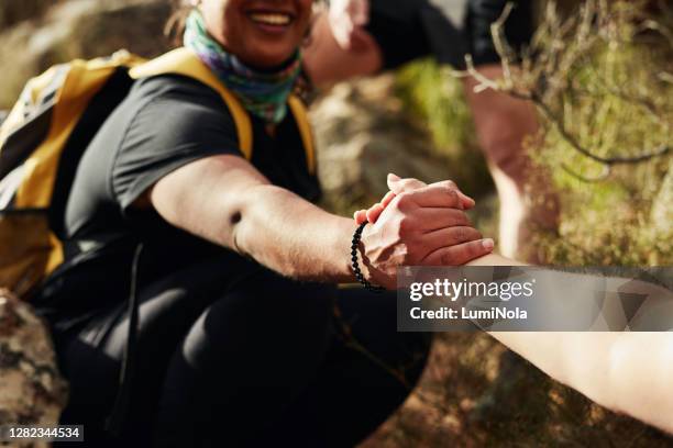 beste vrienden zullen altijd een manier vinden om u te helpen - helping hand stockfoto's en -beelden