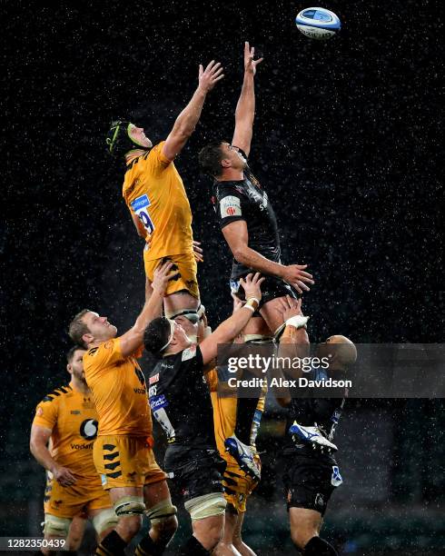 Sam Skinner of Exeter Chiefs and James Gaskell of Wasps compete in the lineout during the Gallagher Premiership Rugby final match between Exeter...