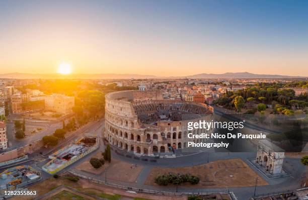 cityscape of rome - coliseo romano fotografías e imágenes de stock