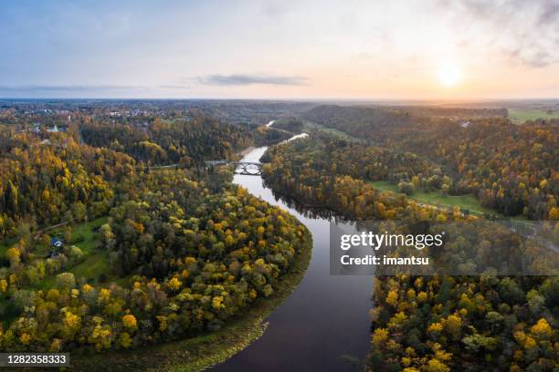river gauja à côté de sigulda, lettonie - lettonia photos et images de collection
