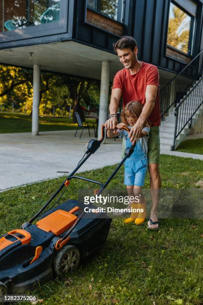 qui a dit que tondre la pelouse ne pouvait pas être amusant? - lawn mowing photos et images de collection