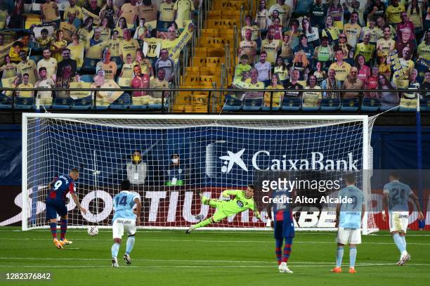 Roger of Levante scores his team's first goal from the penalty spot during the La Liga Santander match between Levante UD and RC Celta at Estadio de...