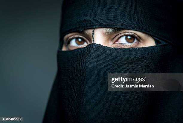 i wear mask all my life - niqab stock-fotos und bilder