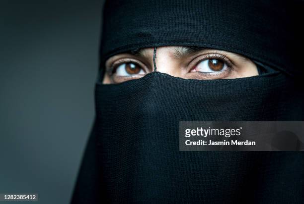 i wear mask all my life - niqab stockfoto's en -beelden
