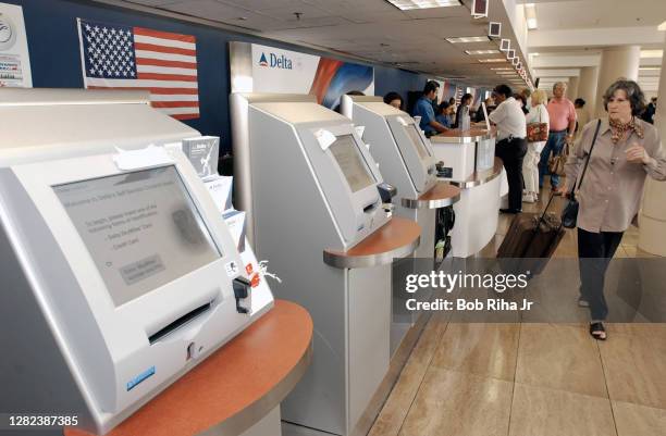 Delta Flight Check In Delta Station Photos and Premium High Res Pictures - Getty Images
