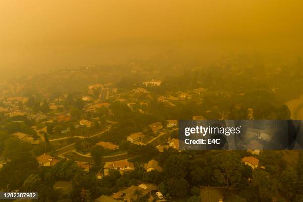 wildfire fire burns east of los angeles bedeckt das gebiet in rauch - california wildfires stock-fotos und bilder