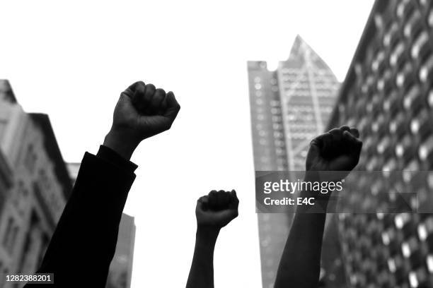 protestas solidarias - clenched fist fotografías e imágenes de stock