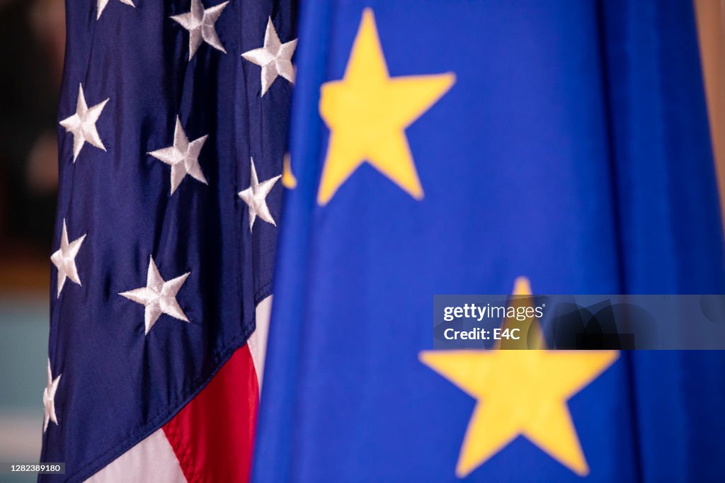 Europeiska unionen och Usa flaggor på displayen