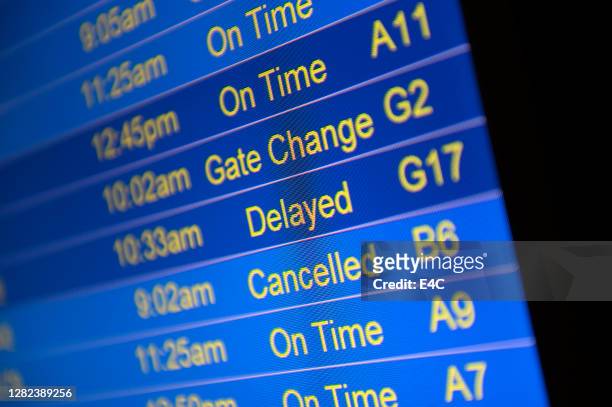 vuelos cancelados debido al clima - canceled fotografías e imágenes de stock