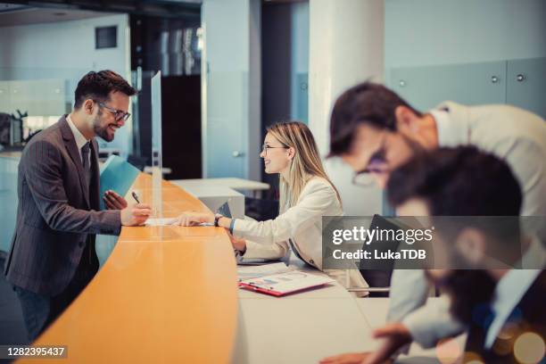 log hier in - bankpersoneel stockfoto's en -beelden