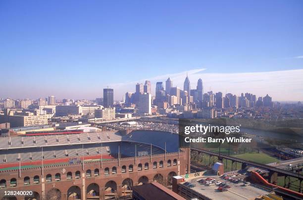 center city skyline & franklin field, philadelphia, pa - universität von pennsylvania stock-fotos und bilder