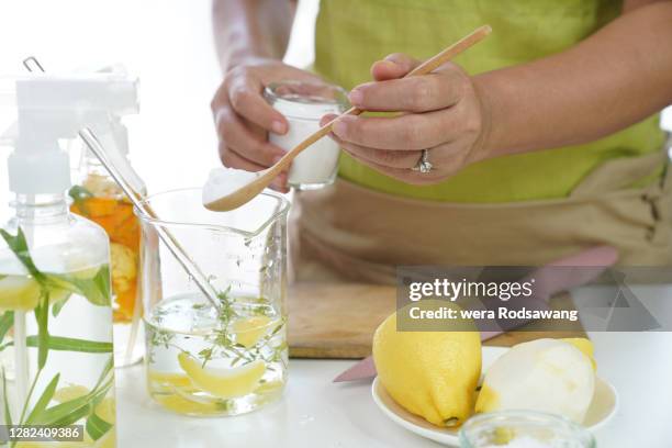 woman doing mix baking soda powder into the becker glass - natron stock-fotos und bilder