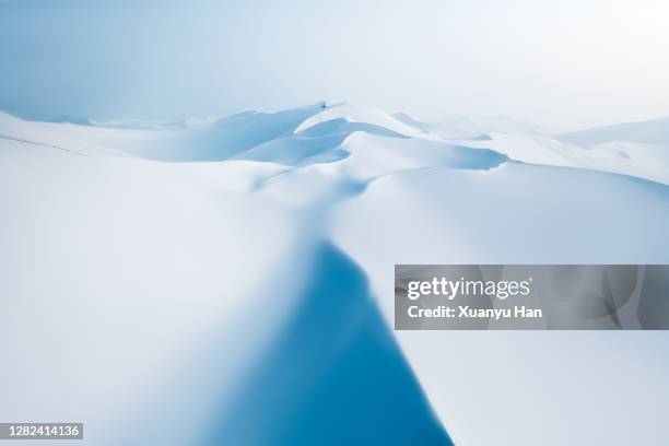 the desert is covered with snow in winter - sable ondulé photos et images de collection