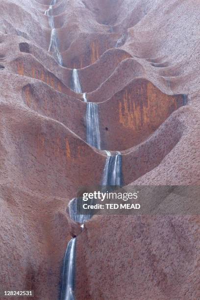close-up of cascade of water on ayers rock (uluru) nt, australia - uluru waterfall stock-fotos und bilder