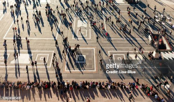 vista aerea dell'attraversamento delle persone. concetto di distanziamento sociale. - milano foto e immagini stock