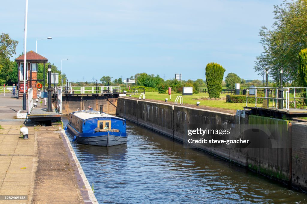 Flusskahn, der durch Cromwell Locks am Fluss Trent in Nottinghamshire, Uk, aufsteigt