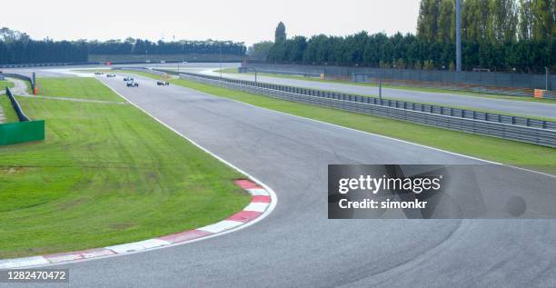 piste de conduite de voitures de course - circuit automobile photos et images de collection