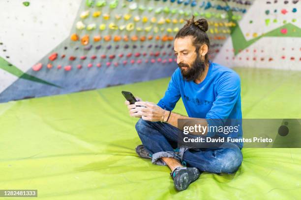 boulder indoor training couple - bouldern indoor stock pictures, royalty-free photos & images