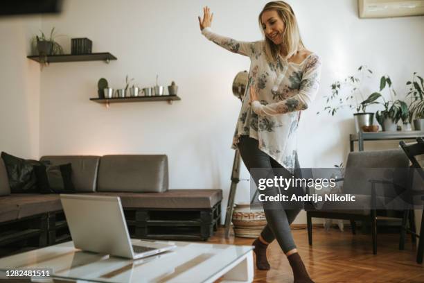 vrouwelijke dansinstructeur die online klasse heeft - dancers exercising teacher stockfoto's en -beelden