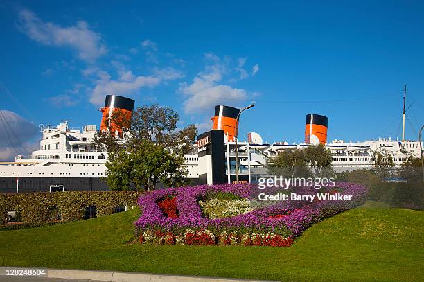 queen mary, long beach, california, floral display and three funnels of the landmark ocean liner, hotel, and restaurant - queen mary stockfoto's en -beelden