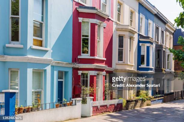 multi-colored vibrant townhouses in notting hill, london, uk - portobello road stockfoto's en -beelden