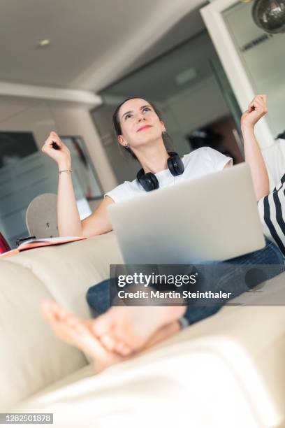 business frau mit positiver stimmung im homeoffice beim online meeting - modern frau business stockfoto's en -beelden