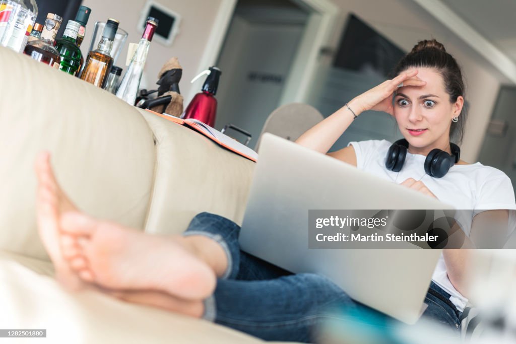 Business Frau im Homeoffice mit Laptop beim online Meeting