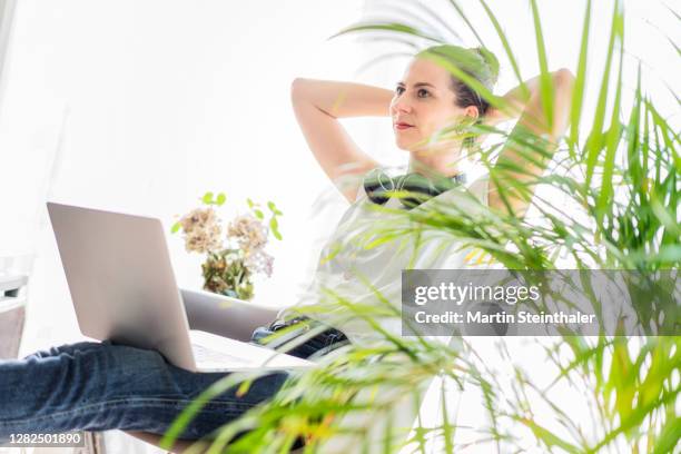 business frau im homeoffice mit laptop beim online meeting - modern frau business stockfoto's en -beelden